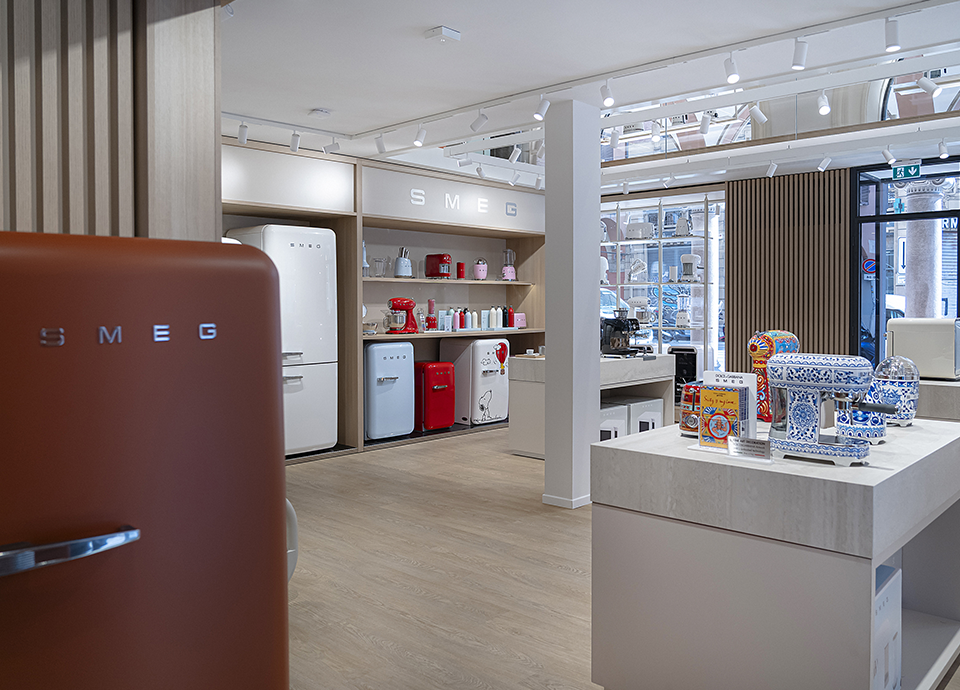 Interno del negozio, in esposizione frigoriferi e piccoli elettrodomestici della collezione SMEG