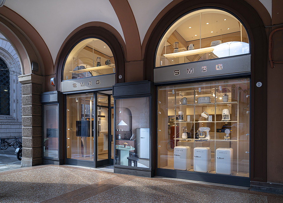 Vetrine del negozio SMEG Store di Bologna in Via Farini 24