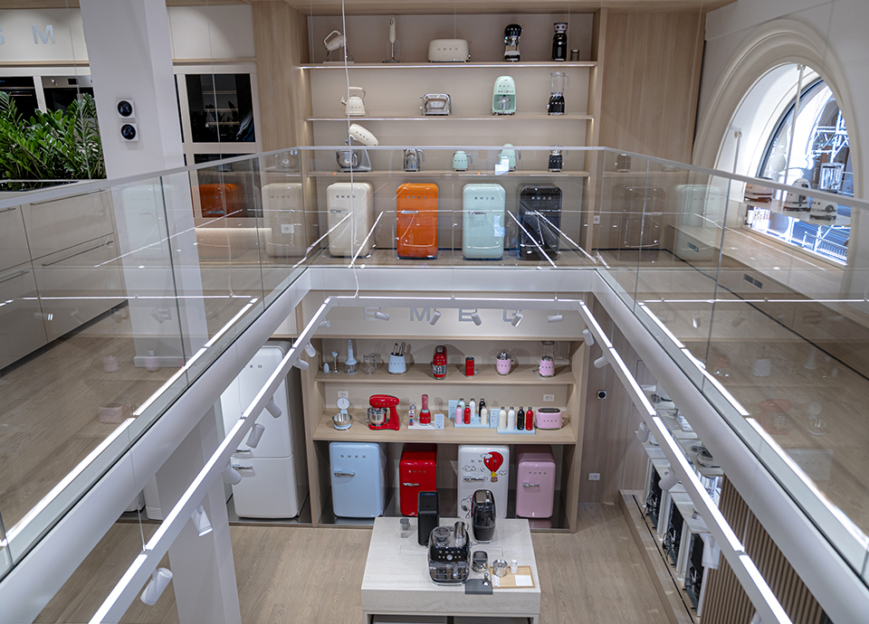 Fotografia che riprende i due piani del negozio dall'interno, in esposizione grandi e piccoli elettrodomestici SMEG