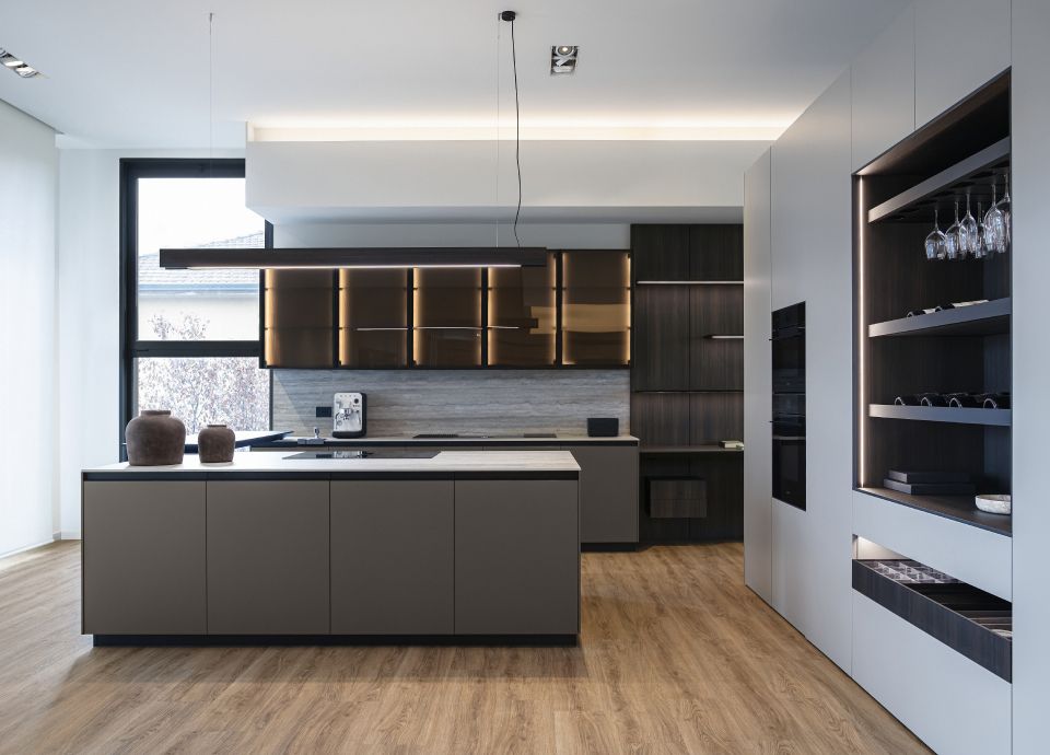 Composizione cucina moderna con isola centrale e parete attrezzata