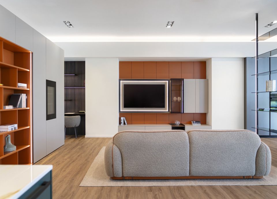 Soggiorno moderno composto da divano, parete tv e libreria a vista