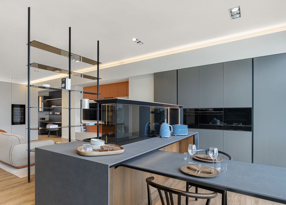 Cucina moderna con isola, parete forni attrezzata con affaccio su un anbiente soggiorno