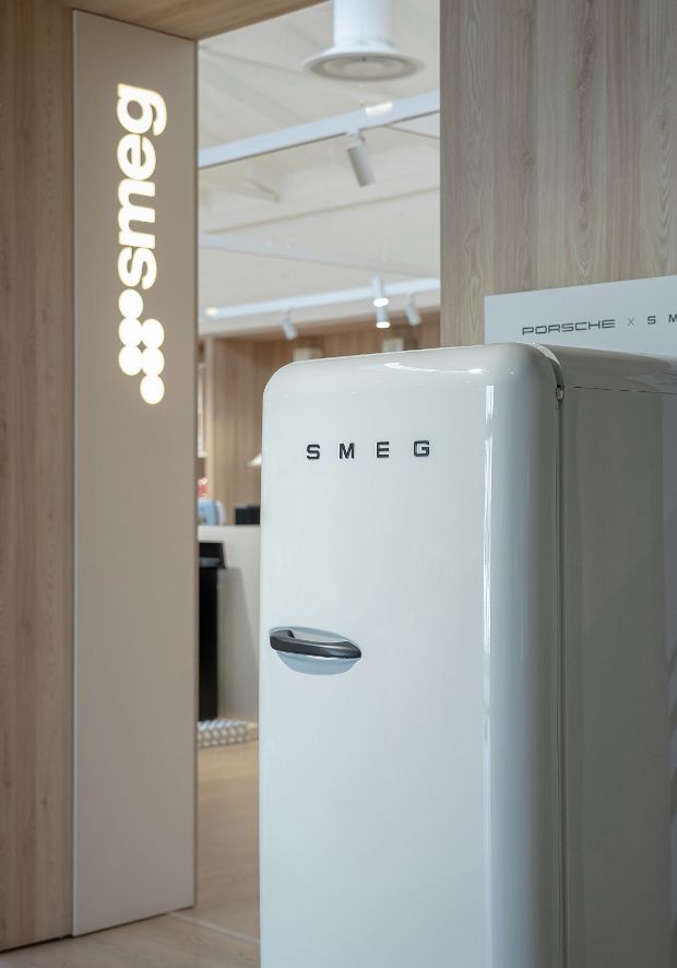 Frigorifero SMEG bombato di colore bianco della linea 50style esposto presso lo SMEG Store di Guastalla