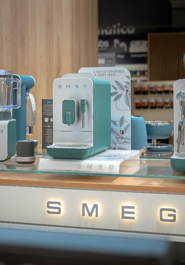 Macchine da caffè Smeg di colore Emerald Green SMEG esposto presso il negozio SMEG STore Guastalla