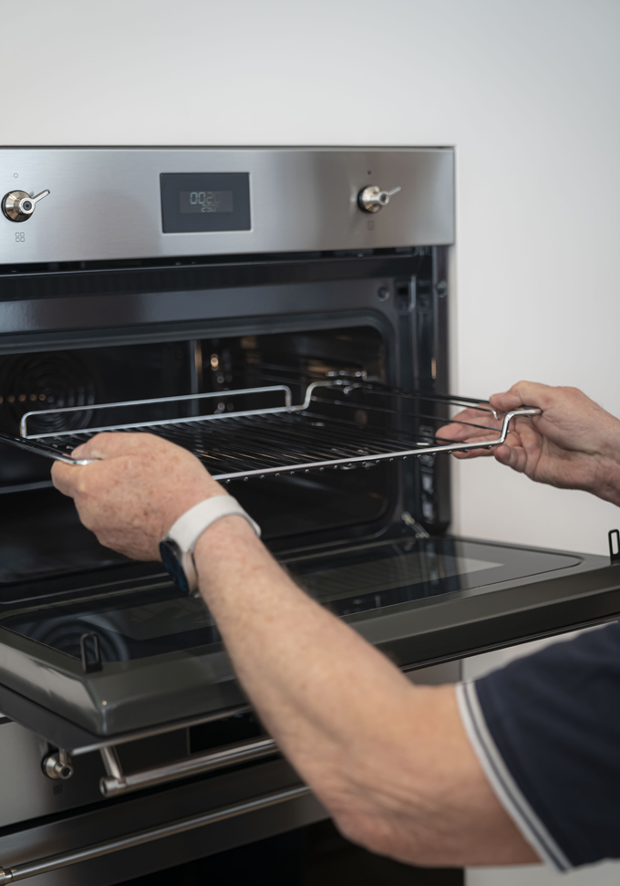 Operatore che installa un forno SMEG