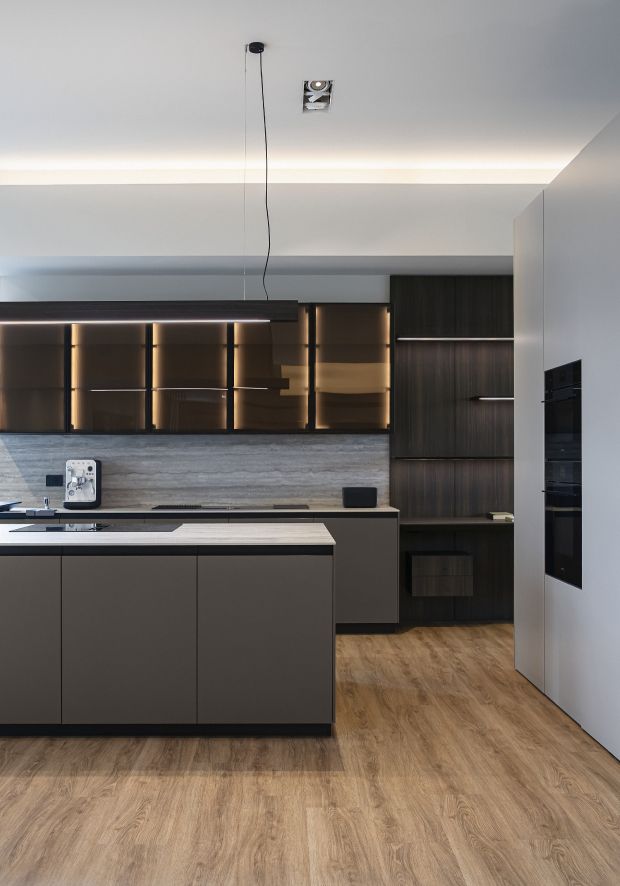 Ambiente cucina contemporaneo esposto presso lo SMEG Store Reggio Emilia, caratterizzato da isola centrale, mobili su misura, elettrodomestici integrati e finiture moderne. Lo spazio esemplifica il servizio di progettazione personalizzata per cucine e living, studiato per adattarsi alle esigenze abitative e di design del cliente.