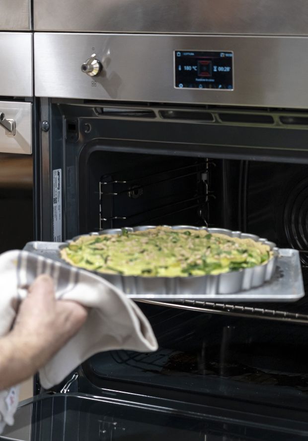 Nell'immagine una focaccia viene inserita in un fonro SMEG