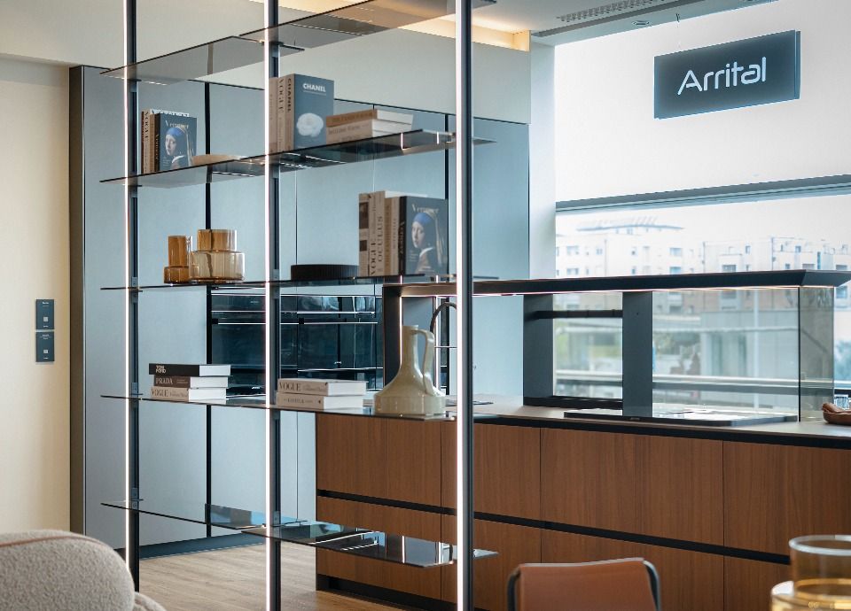 Vista interna di un'esposizione di mobili di arredo con elementi di design