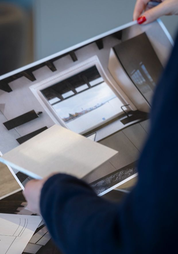 Un consulente SMEG Store Guastalla mostra il progetto cucina al cliente
