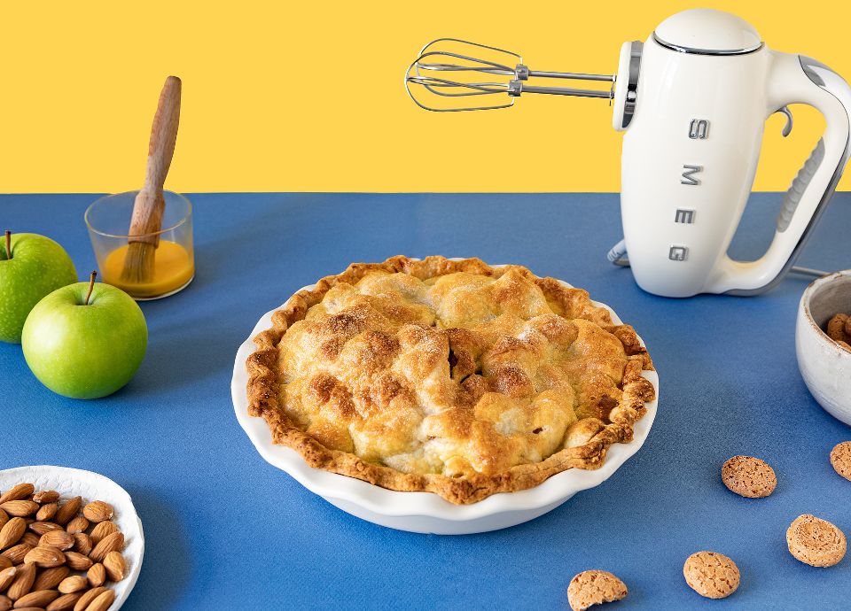 Recipe for almonds and Amaretti biscuits apple pie | Smeg
