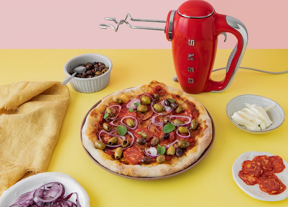 Ricetta pizza con salame piccante, cipolle e olive | Smeg