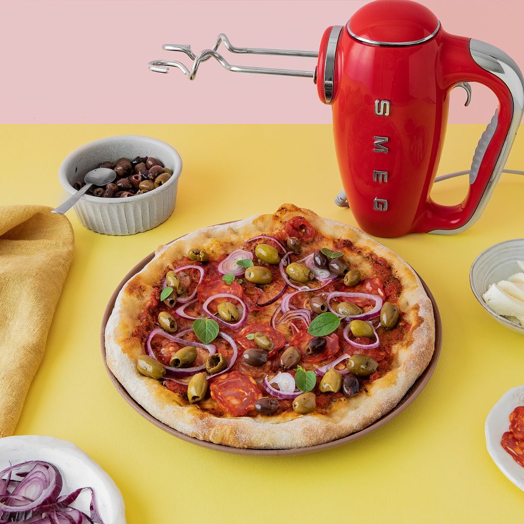 Ricetta pizza con salame piccante, cipolle e olive | Smeg