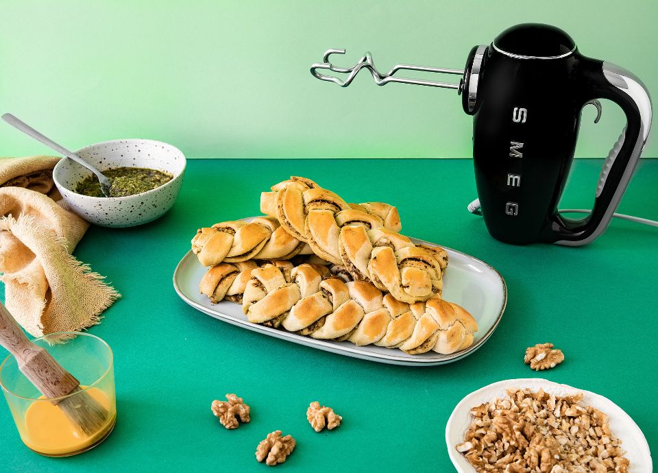 Recipe for pesto and walnuts braids | Smeg