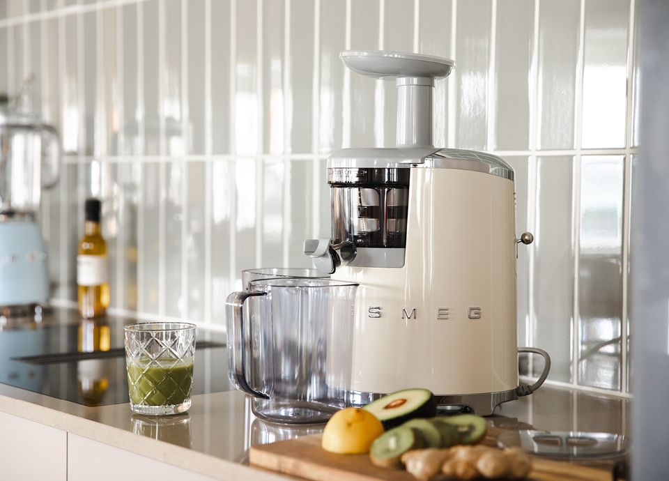 Smeg slow juicer store white