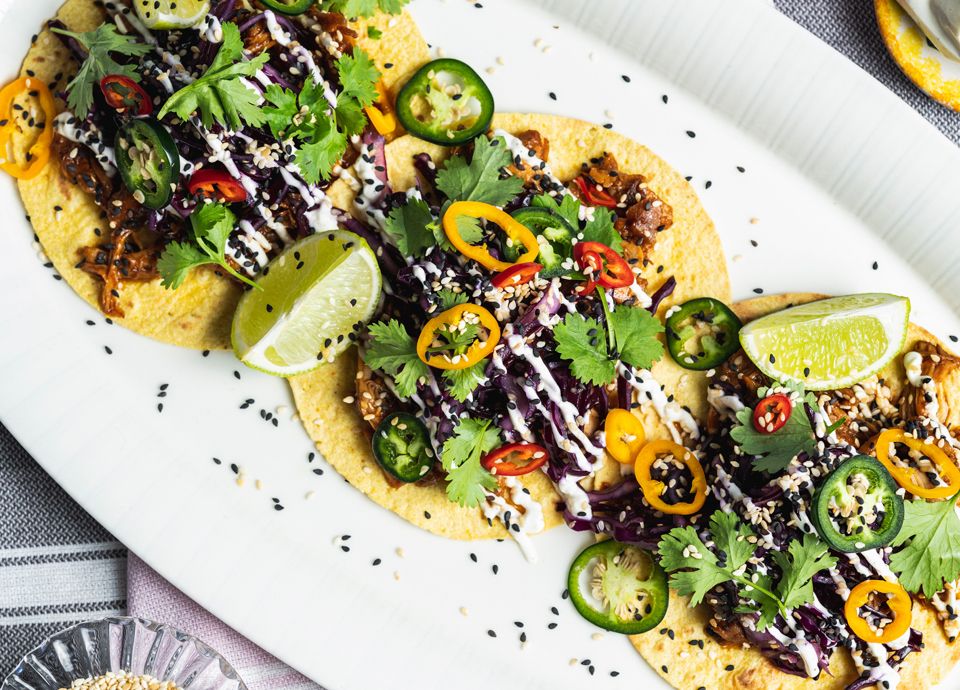 Tacos med røget pulled chicken, citron-cremefraiche, rødkål og jalapeños