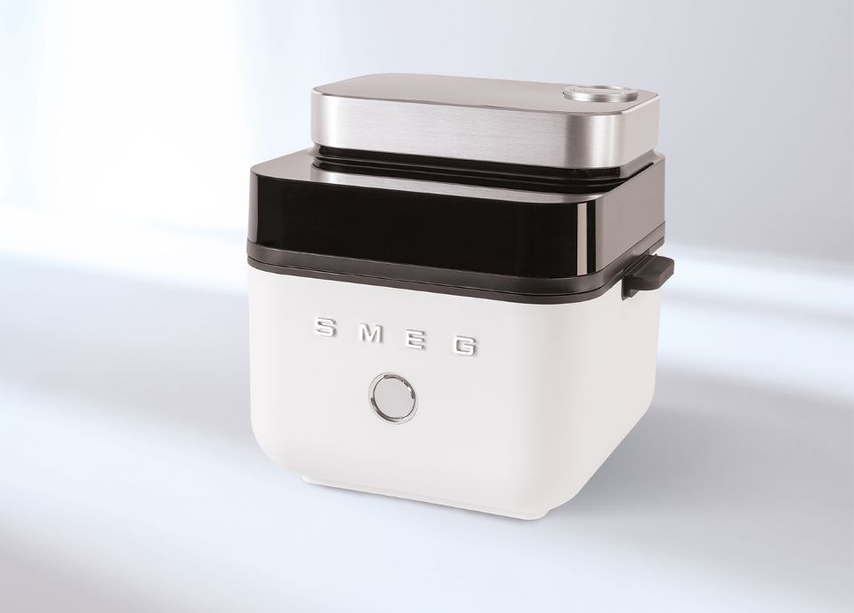 Piekarnik nablatowy SMEG w pastelowym błękicie z przenośną płytą indukcyjną, tworzące stylowy i funkcjonalny zestaw do nowoczesnej kuchni. Elegancki design łączy się z praktycznymi rozwiązaniami, zapewniając wygodę i wszechstronność codziennego gotowania.