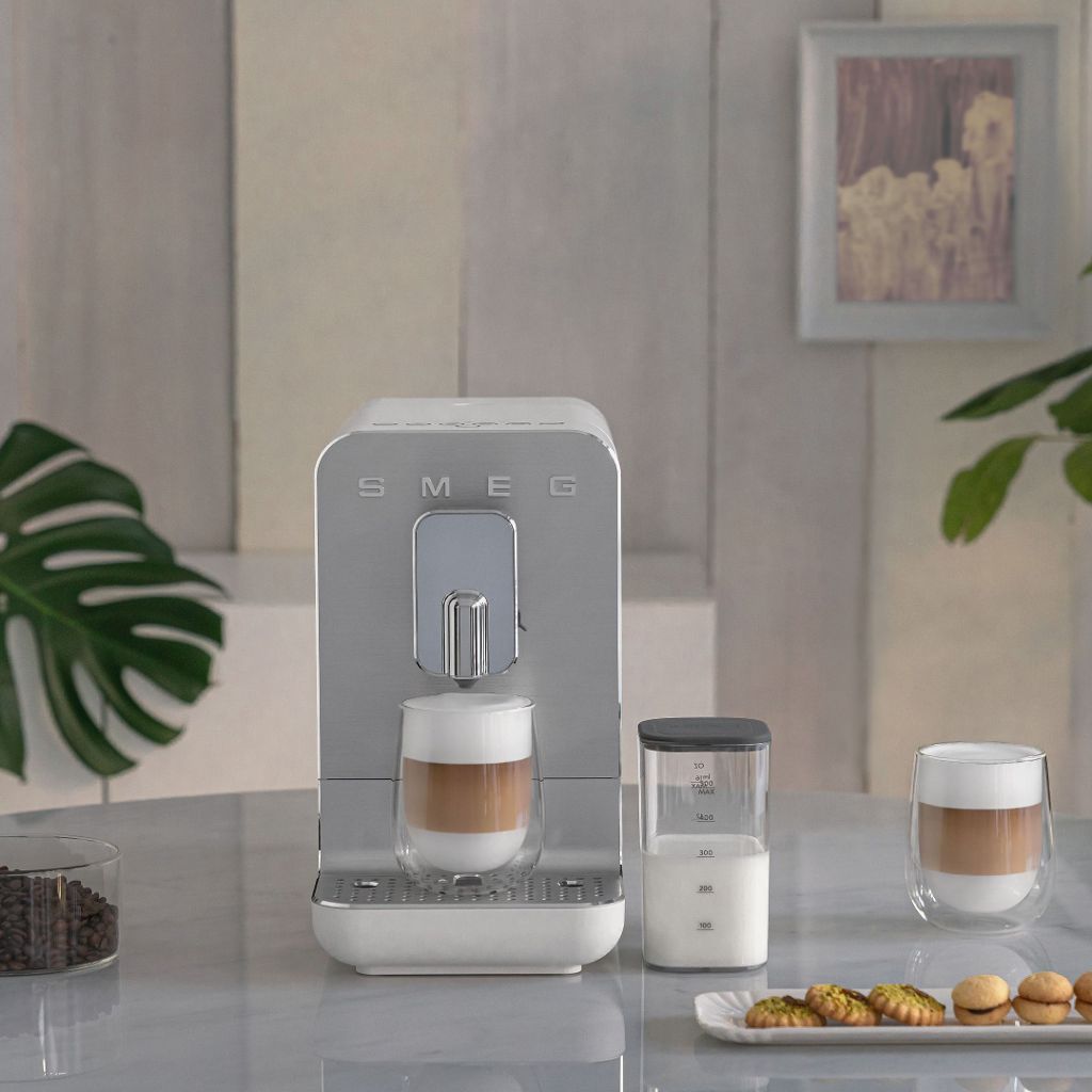Máquina de café expresso com sistema de leite