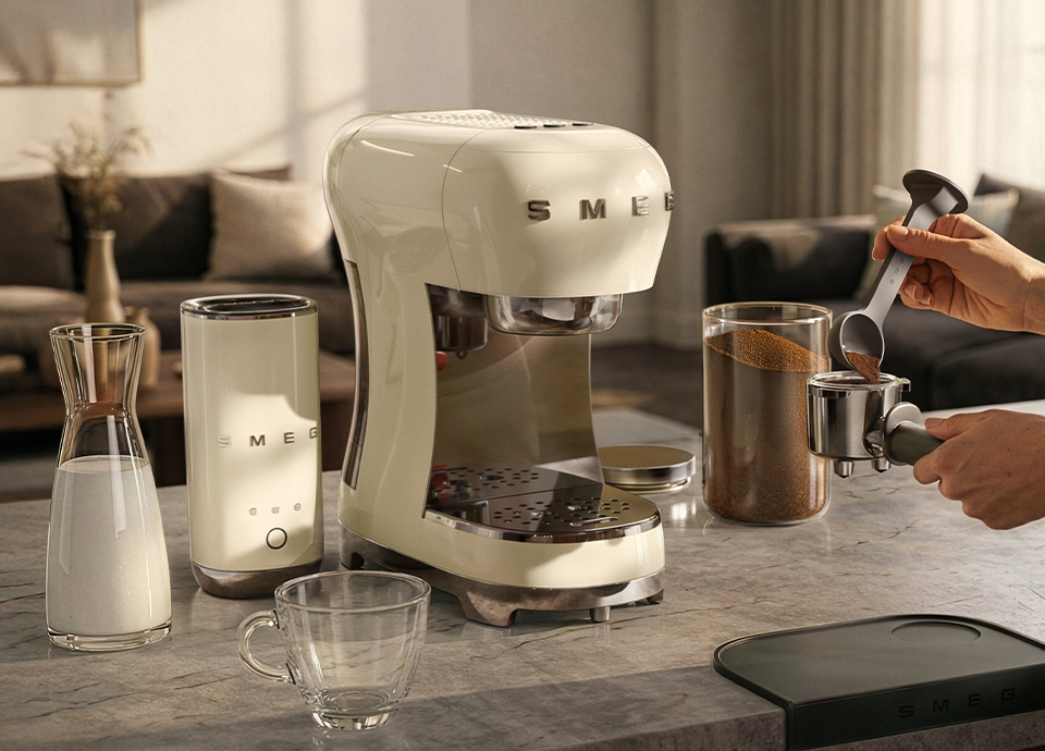Máquina de Café Expresso + Batedor de Leite