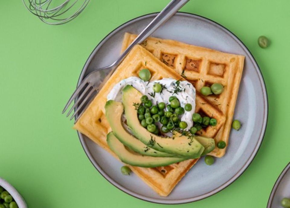 Waffles com queijo creme, ervilhas e abacate