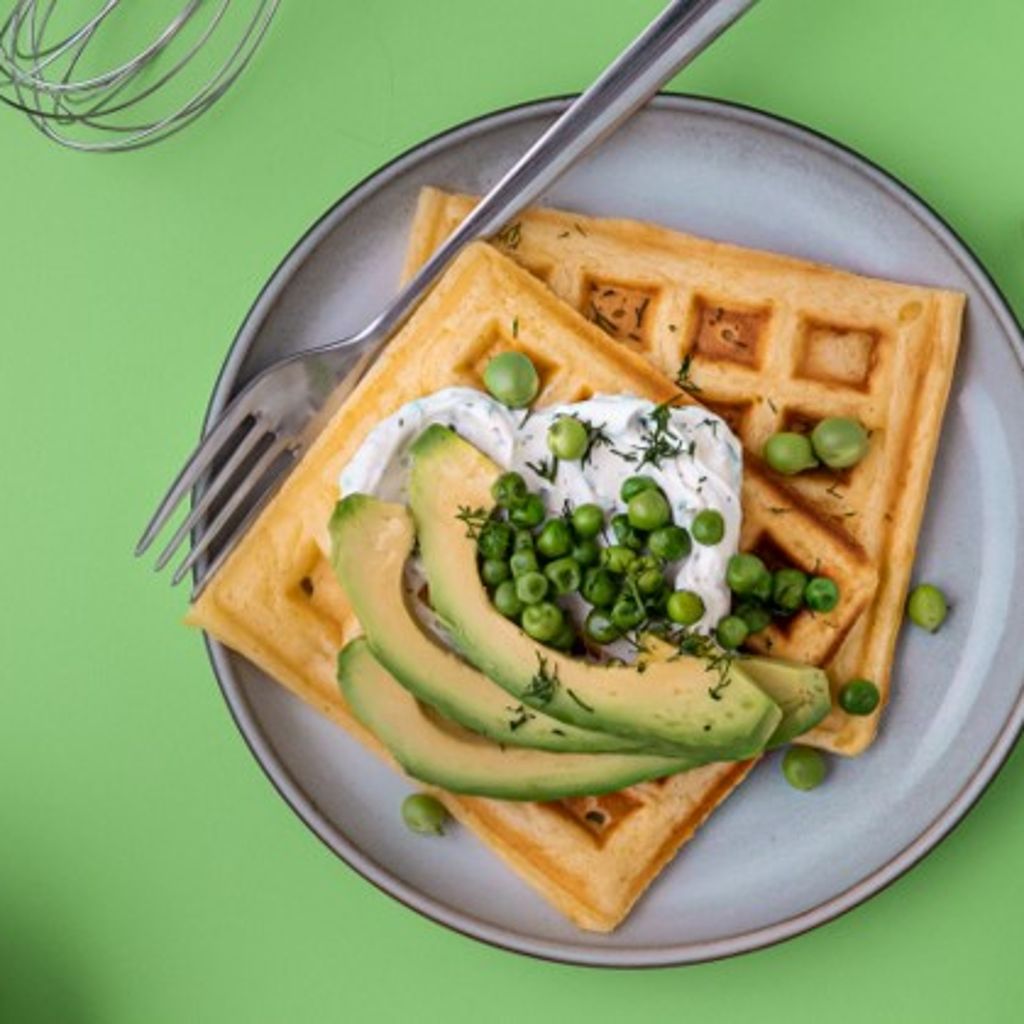 Waffles com queijo creme, ervilhas e abacate