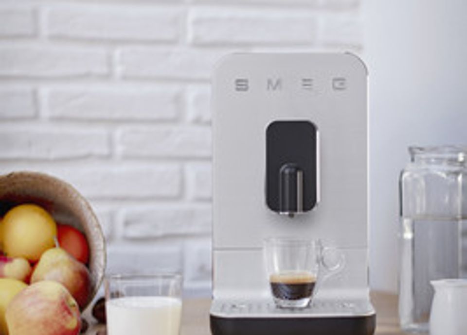 Smeg BCC01BLMEU - Cafetera Súper Automática 19 Bar Café Grano/molido Negra