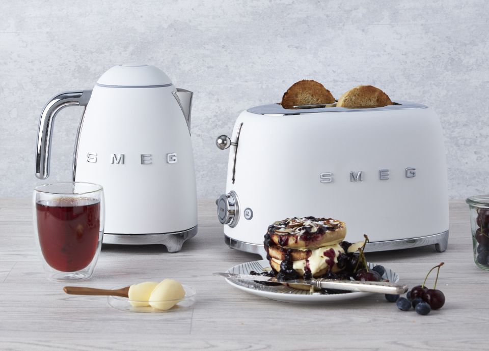 Smeg Electric Kettle Matte Champagne & 2-Slice Toaster Matte Champagne