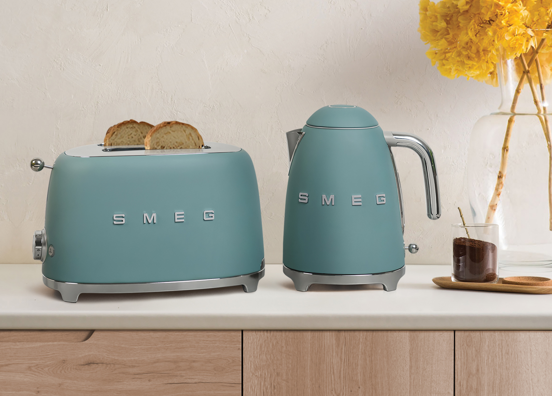 Smeg Electric Kettle Matte Champagne & 2-Slice Toaster Matte Champagne