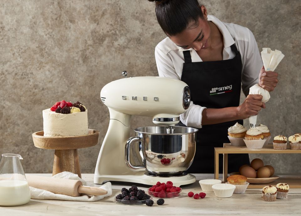 Stand mixer Red SMF03RDUS | Smegusa.com