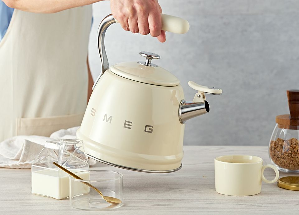 New Smeg Whistling Kettle Retro Revival
