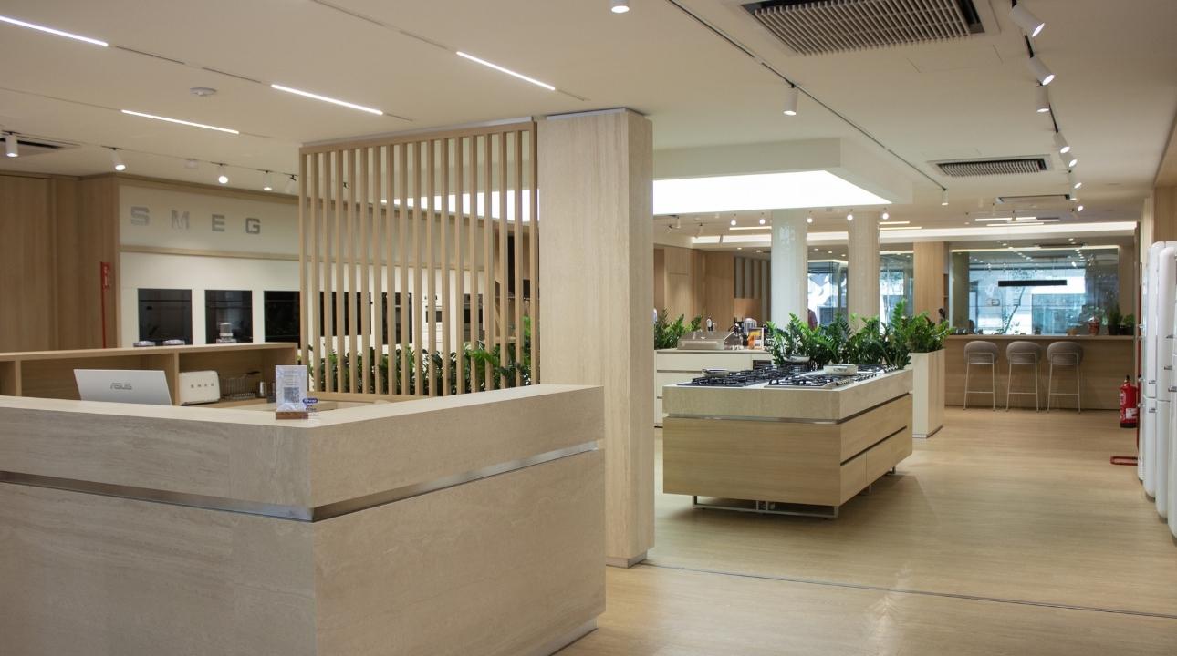 SMEG Store Barcelona en vista general, se aprecia la zona de cajas, hornos, encimeras y diferentes electrodomésticos de la marca.