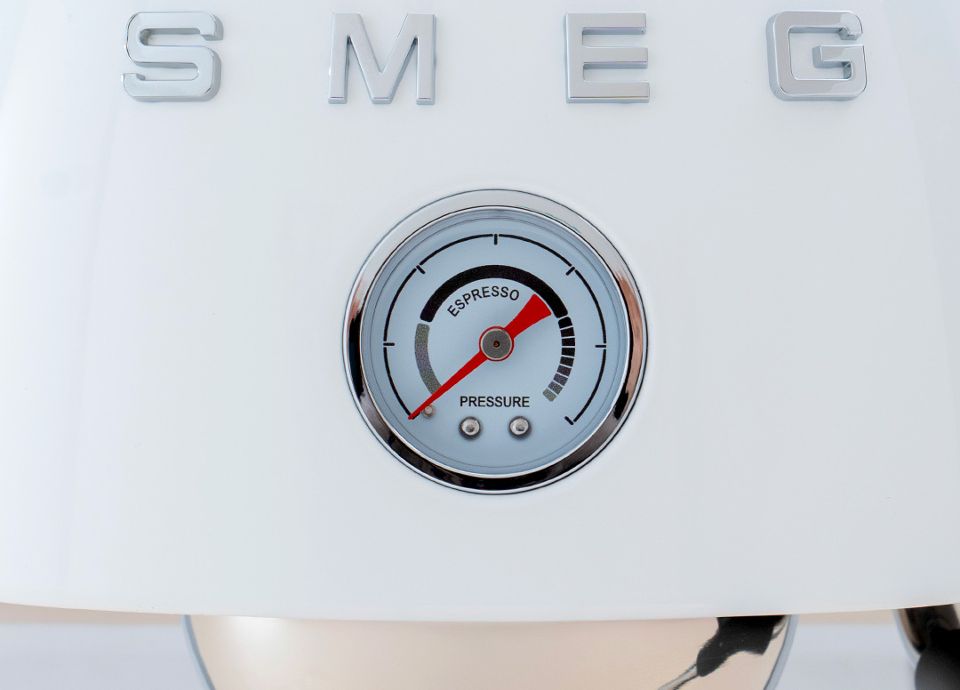Close up off the pressure manometer displayed on a smeg coffee machine