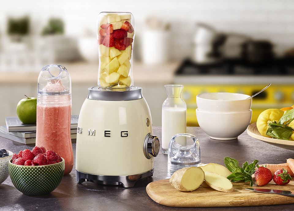 Bottle-to-go and blender by Smeg