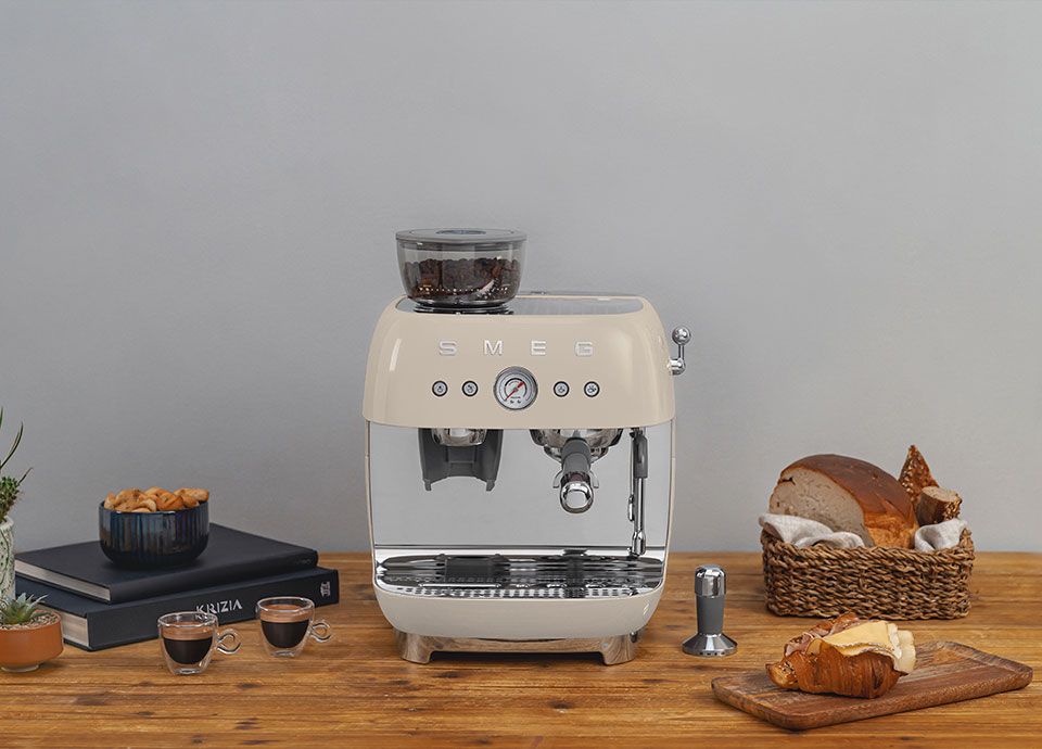 Koffiemachine met geïntegreerde molen, retro design Smeg