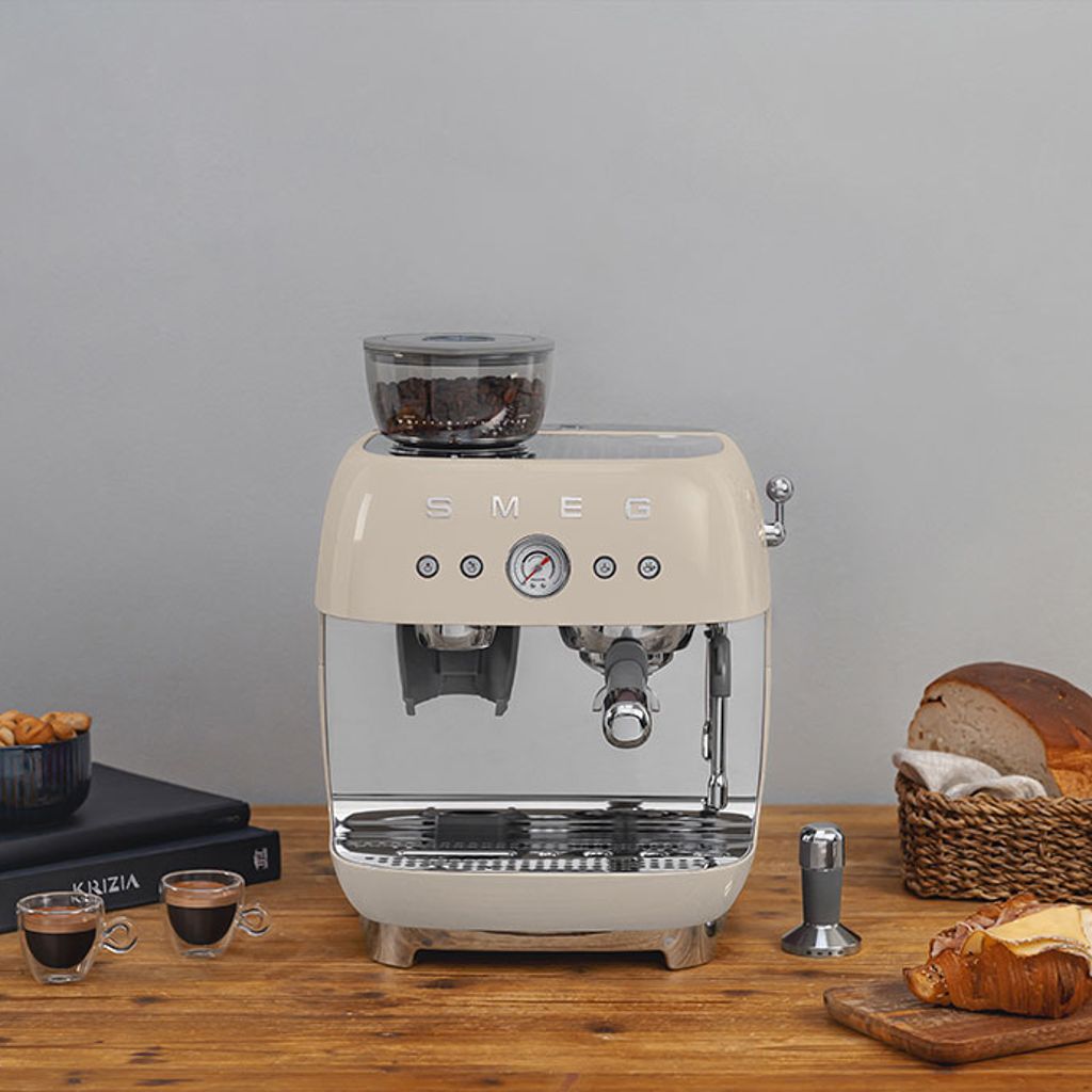 Koffiemachine met geïntegreerde molen, retro design Smeg