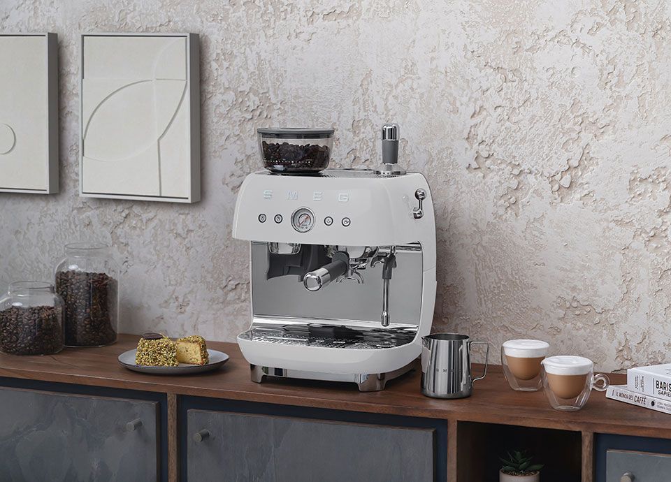 Espresso maker shop with grinder