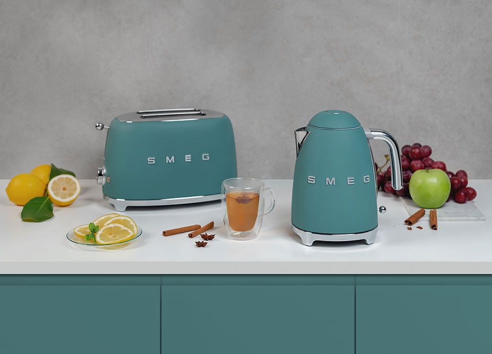 Bouilloire Smeg dans la boutique ikarus… design