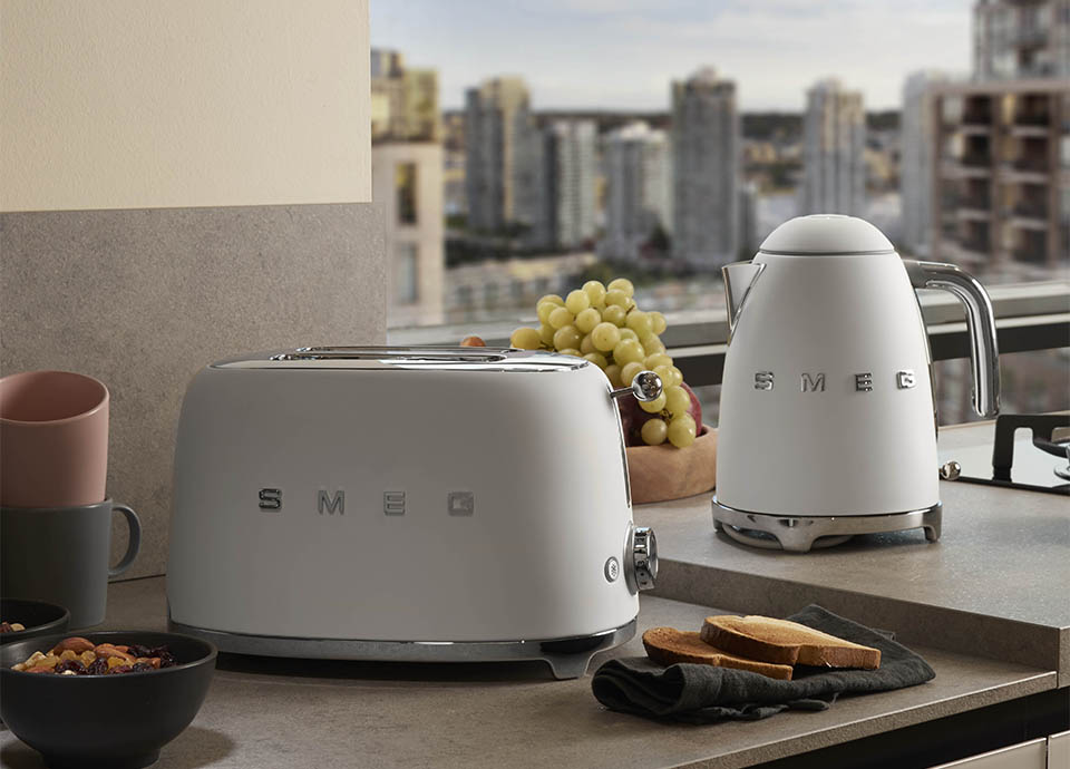 White toaster store smeg