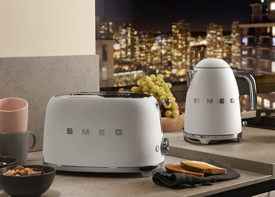 White toaster store smeg