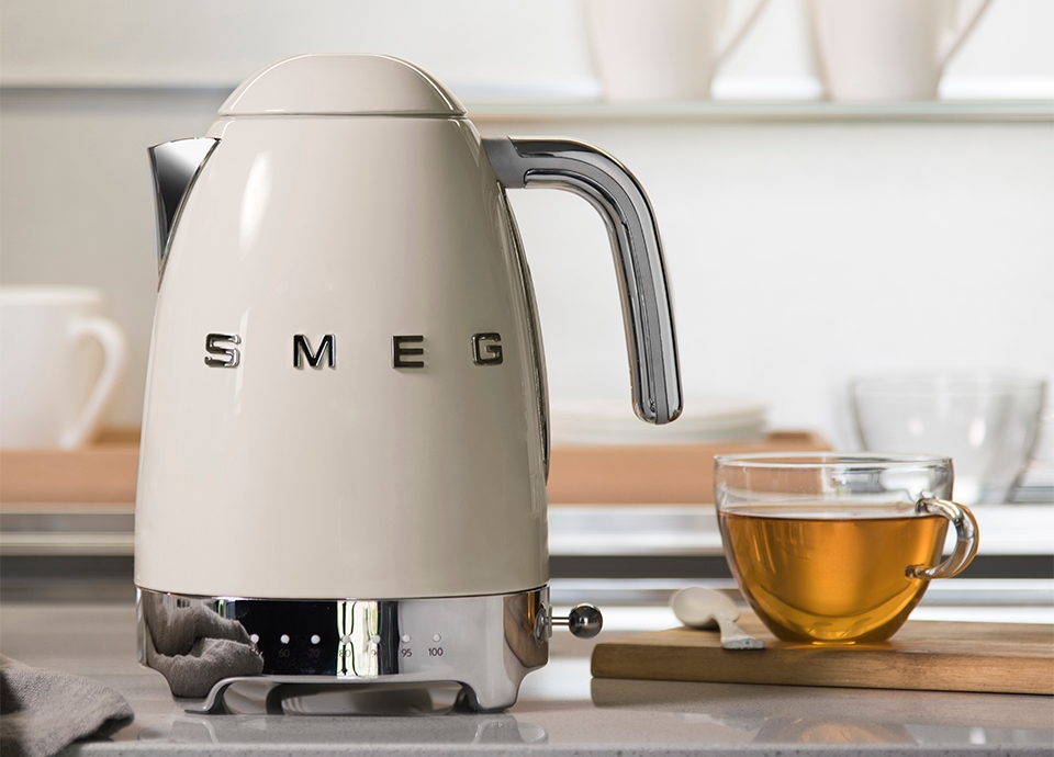 Smeg KLF04CRUK Variable Temperature Kettle in Cream Best Price & FREE