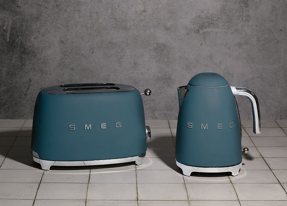 Electrodomésticos Azul Tormenta Smeg en Cocinas Rústicas