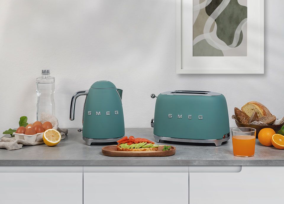 Grille-pain et bouilloire vert émeraude Smeg dans un cuisine.