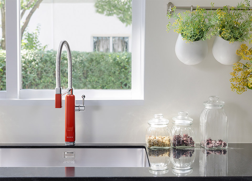 Completing the kitchen with sinks and taps