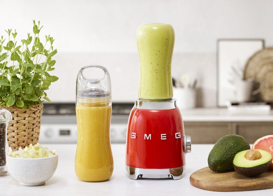 Mini blender Rouge Vintage Années 50 PBF01RDEU dans une cuisine. Idéal pour préparer des smoothies et facile à transporter grâce à sa bouteille.