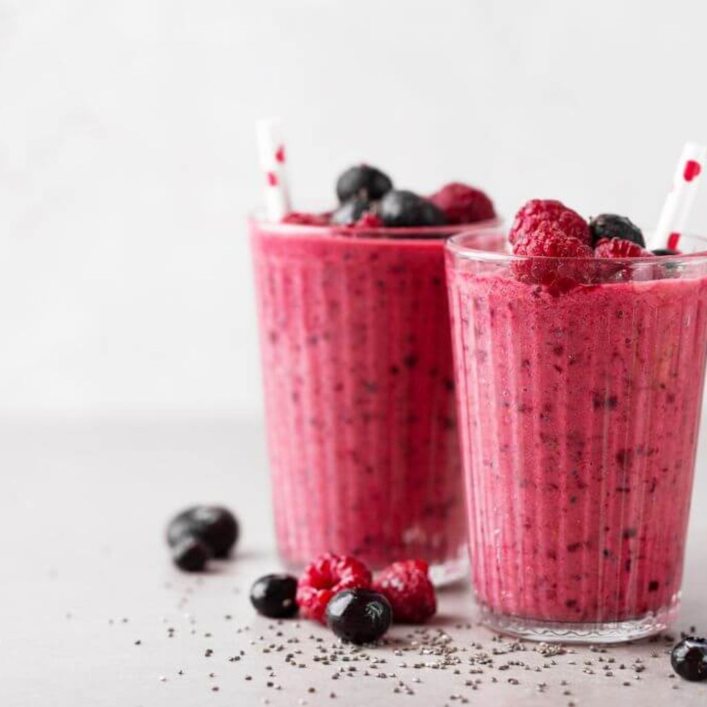 Summer Breakfast Smoothies with oats and berries