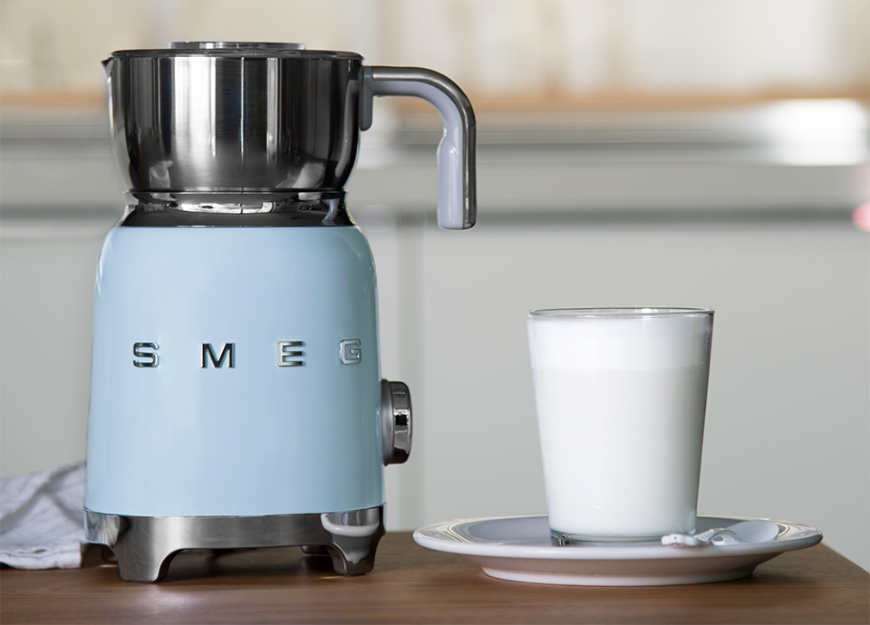 Best Milk Frother For Under $200.00! SMEG MILK FROTHER 50'S STYLE 