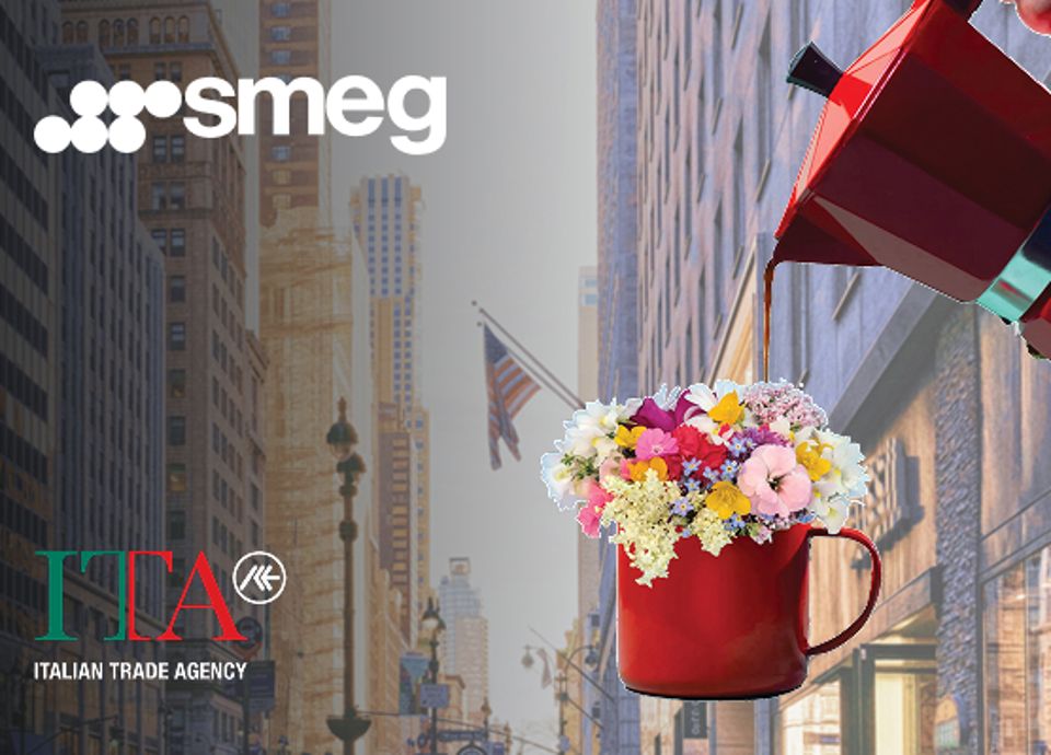 Una moka italiana che versa caffè su un vaso floreale con sfondo lo skyline di New York, simboleggiando la fusione della cultura e del design italiano di Smeg a NYC