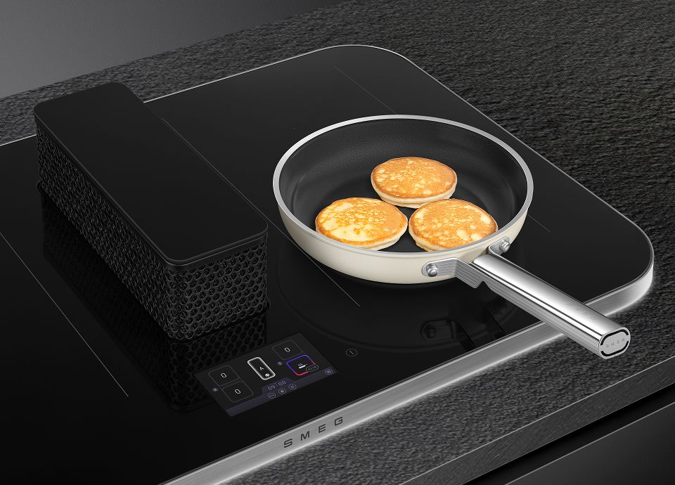 La photo montre un ustensile de cuisine posé sur une plaque de cuisson SMEG Isola