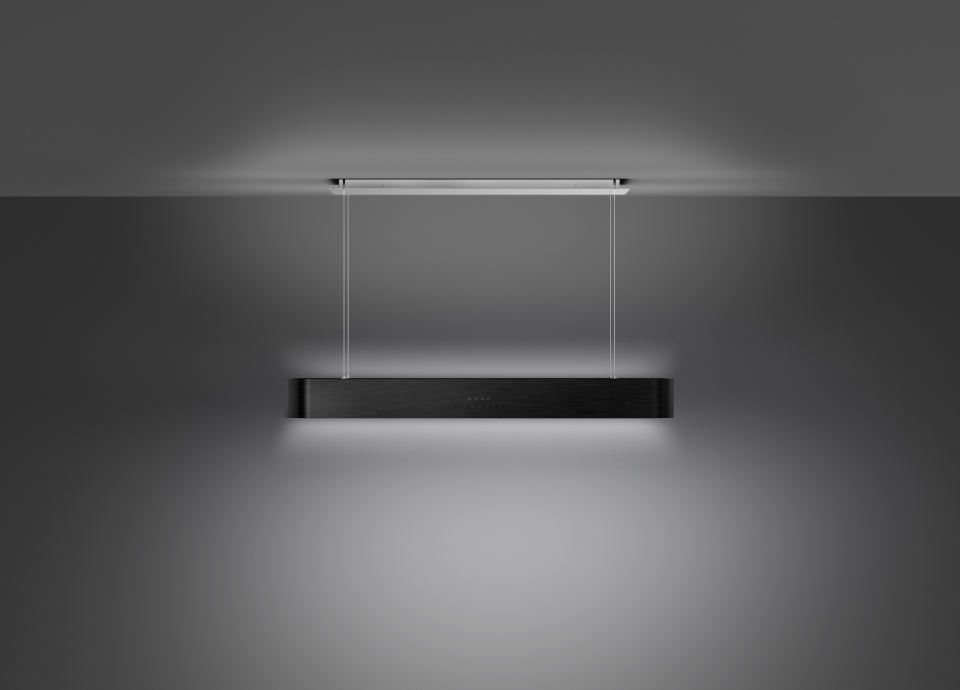 Exaustor de ilha Smeg Isola em preto, suspenso no teto, com iluminação ambiente superior e inferior.