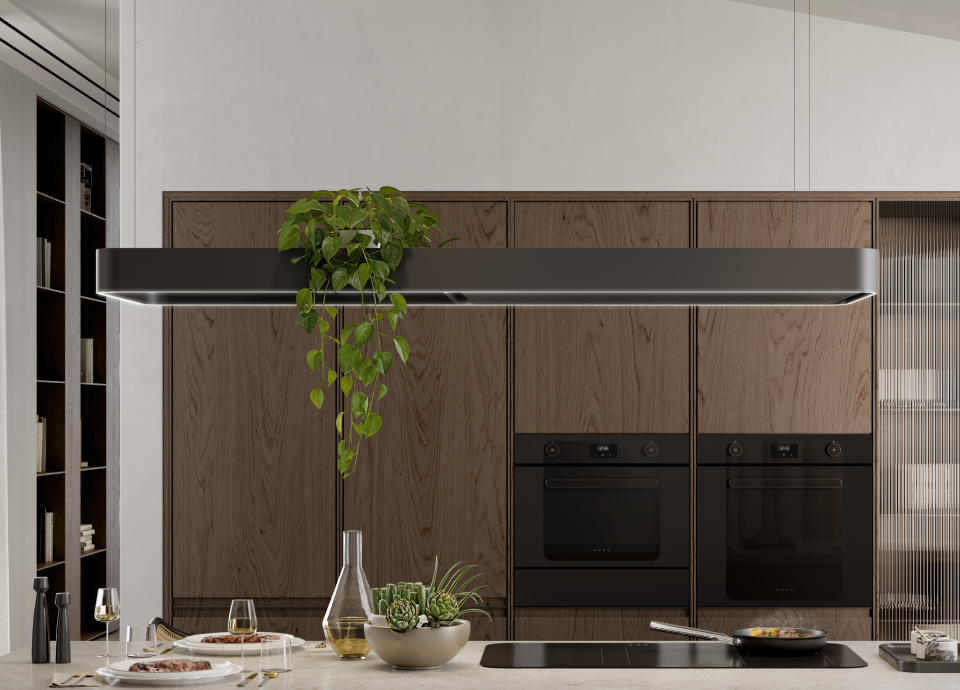 Exaustor de ilha Smeg Isola preto com planta suspensa, integrado numa cozinha contemporânea em madeira.
