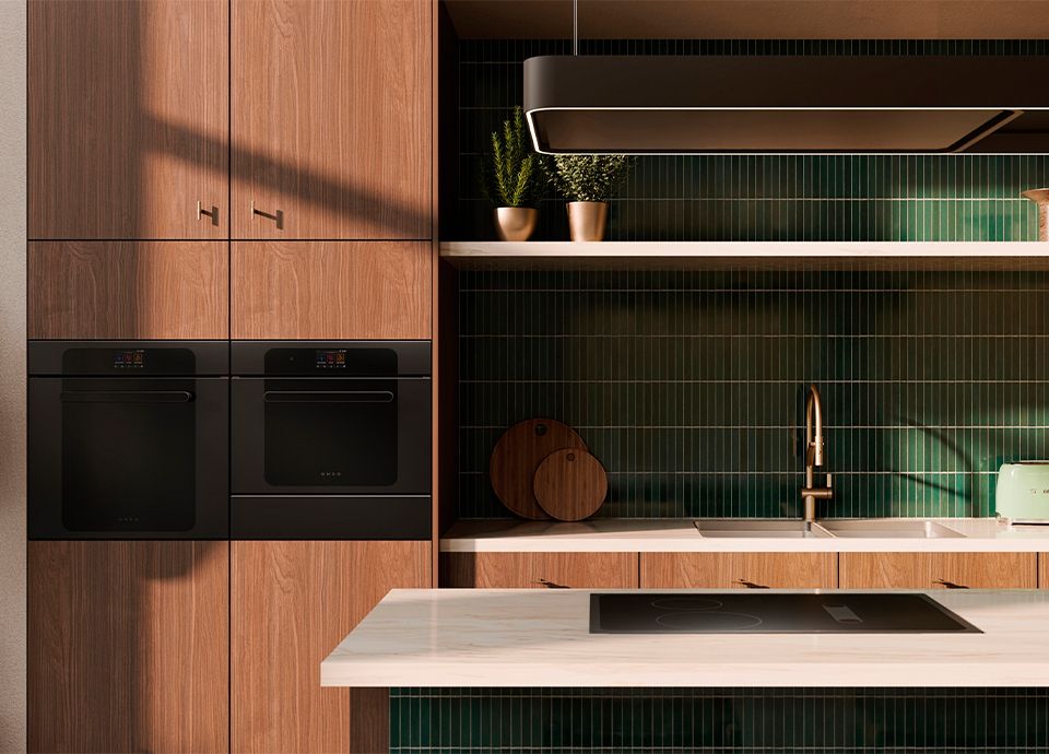 Cucina moderna con piastrelle verdi ed elettrodomestici neri